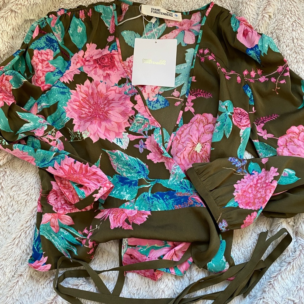 Diane Von Furstenberg Wrap Top💫